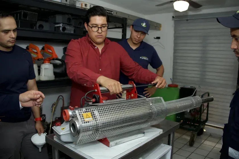Equipo de técnicos de Fumicin revisando su equipo antes de salir a servicio