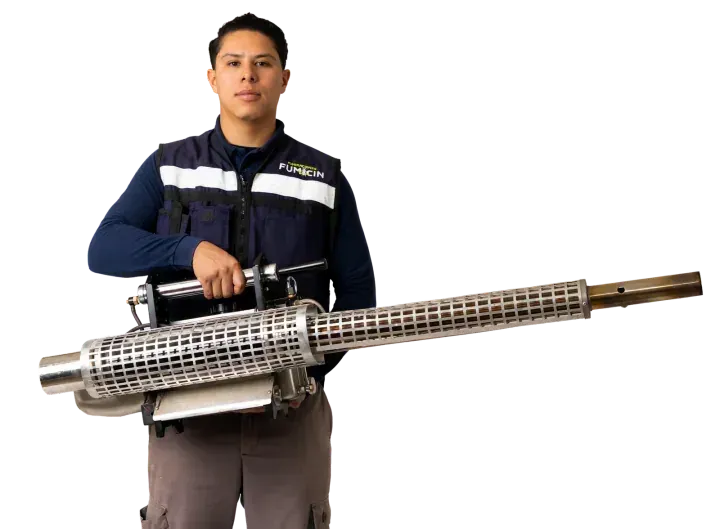 Técnico de Fumicin con termonebulizadora, el equipo para naves industriales y almacenes