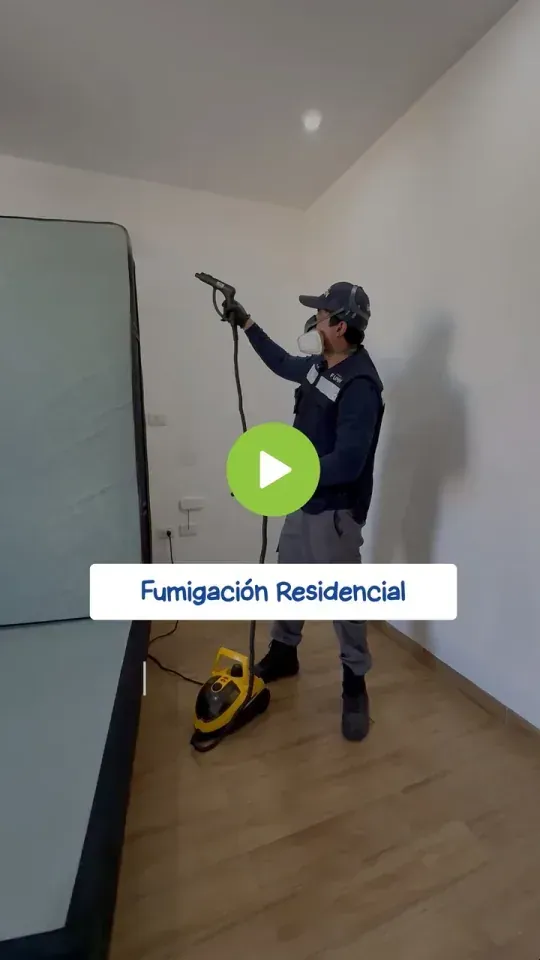 Técnico de Fumicin tratando un colchón contra chinches de cama